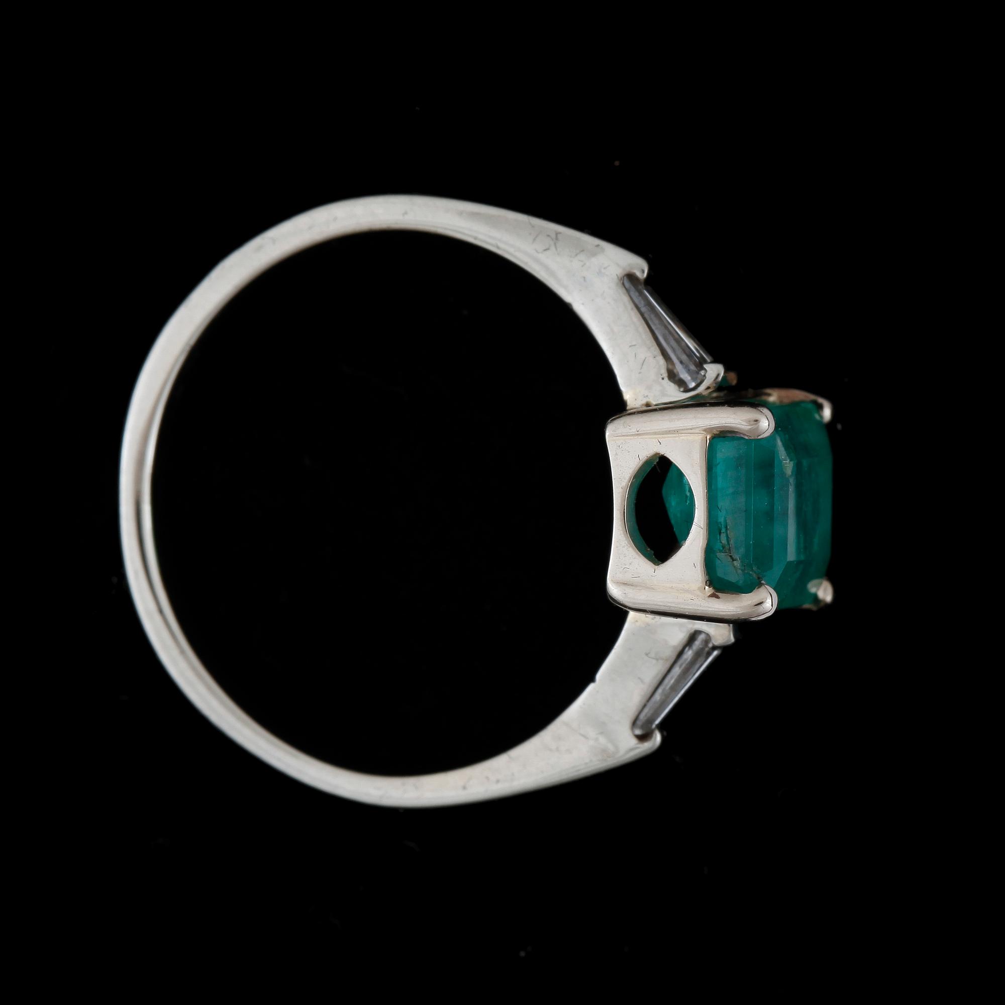 RING, 18k vitguld med smaragdslipad smaragd och små baguettslipade diamanter. Vikt 2g.