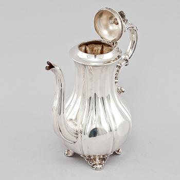 KAFFEKANNA, silver, nyrokoko, Christian Hammer, Stockholm, 1852. Total vikt 825 g.