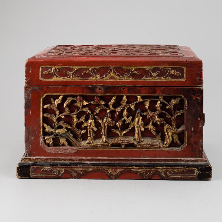 A large red lacquered Chinese box Qing dynasty, 19th century.