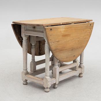 A gate leg table 18th/19th century.