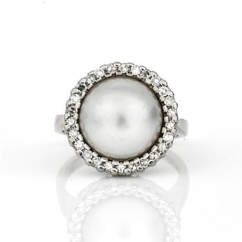 RING, med odlad pärla och briljantslipade diamanter totalt ca 0,36 ct, Markströms, Uppsala, 1971.