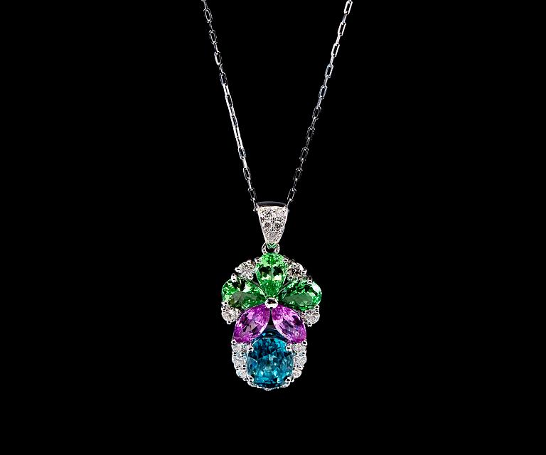 A PENDANT, Cambodian blue zircon 4.69 ct, 2 pink sapphires 1.38 ct, 3 green tsavoriters 2.15 ct.