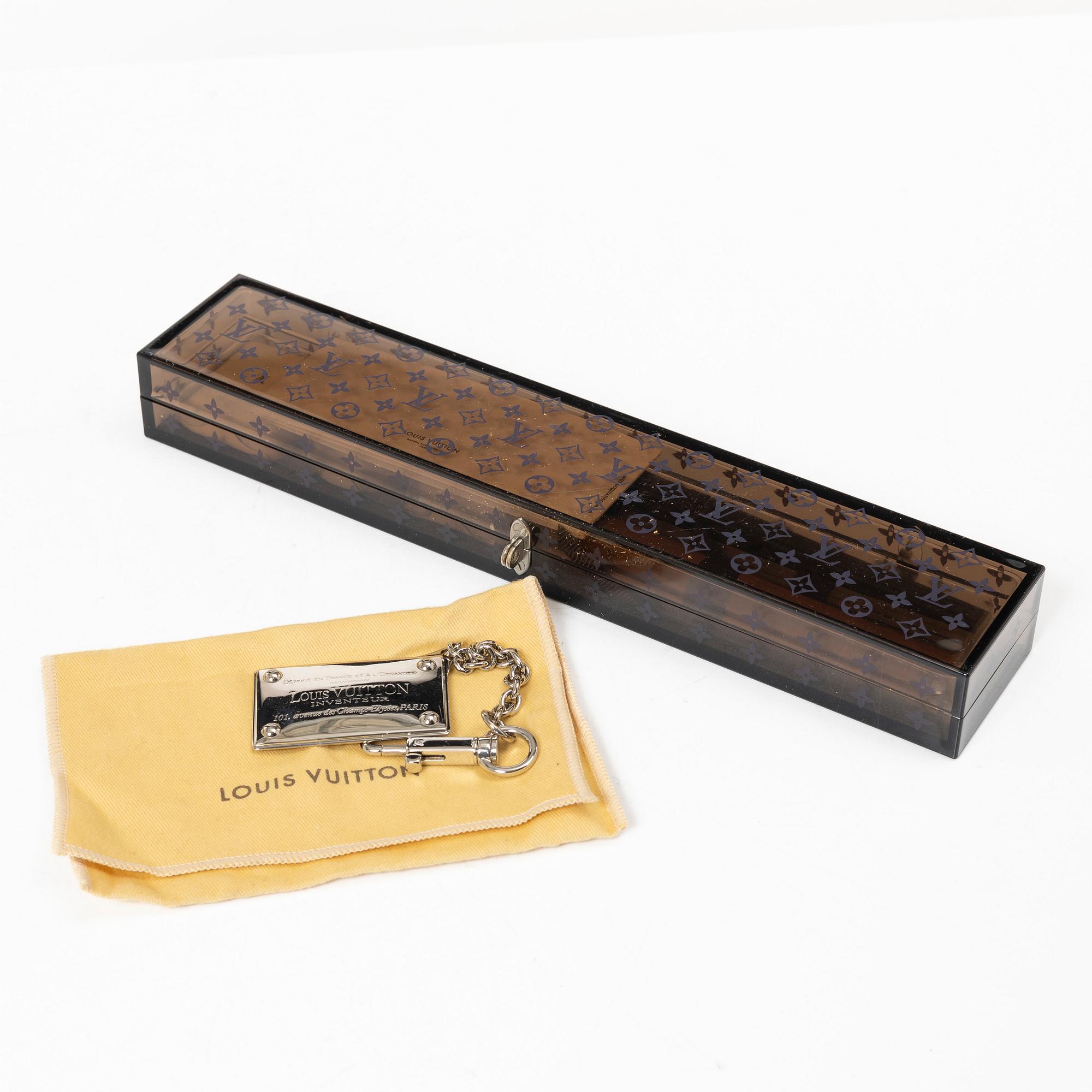 Louis Vuitton, Translation: "bag charm and case with incense".