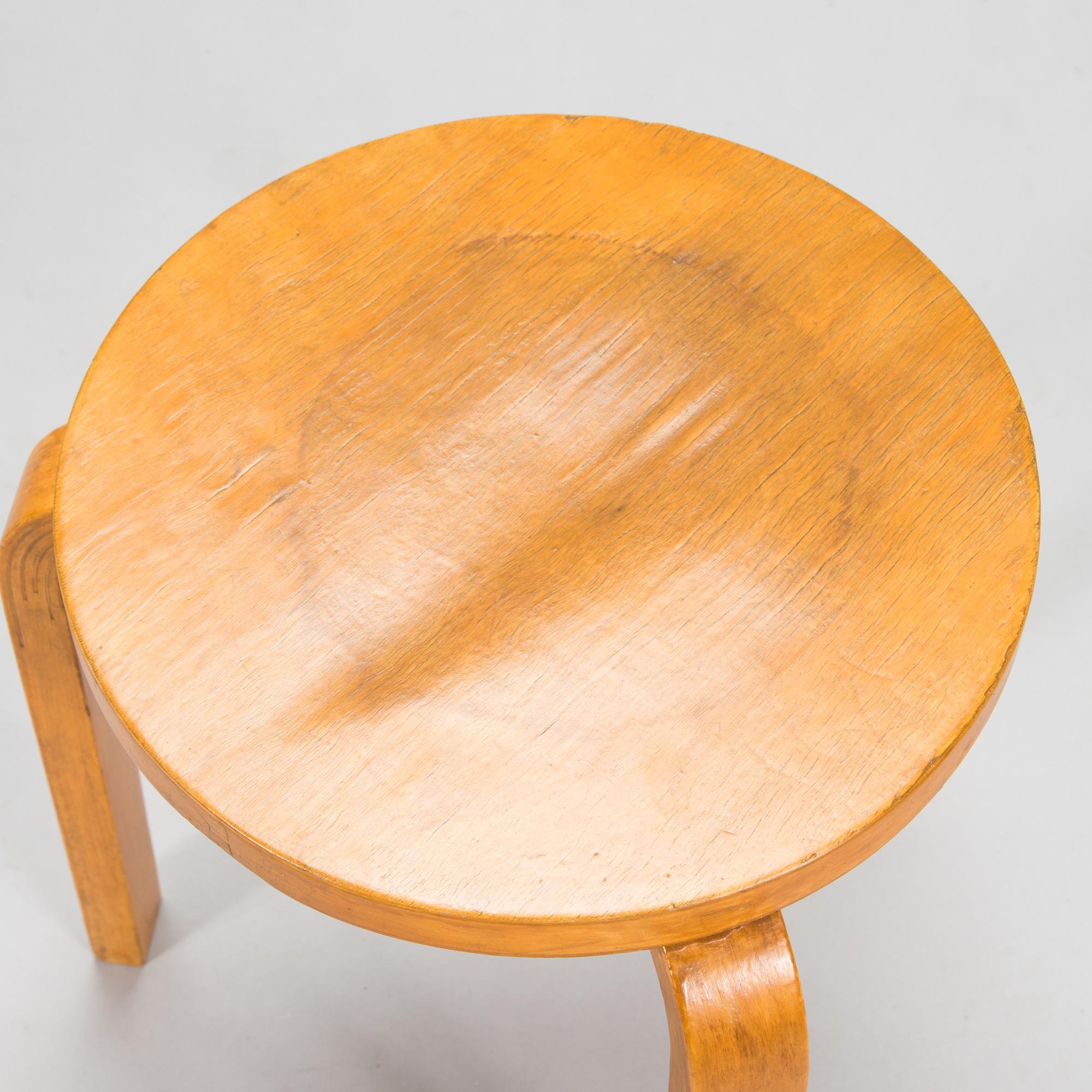 Alvar Aalto, a mid-20th century '85' table and four '60' stools for O.Y. Huonekalu-ja Rakennustyötehdas A.B.