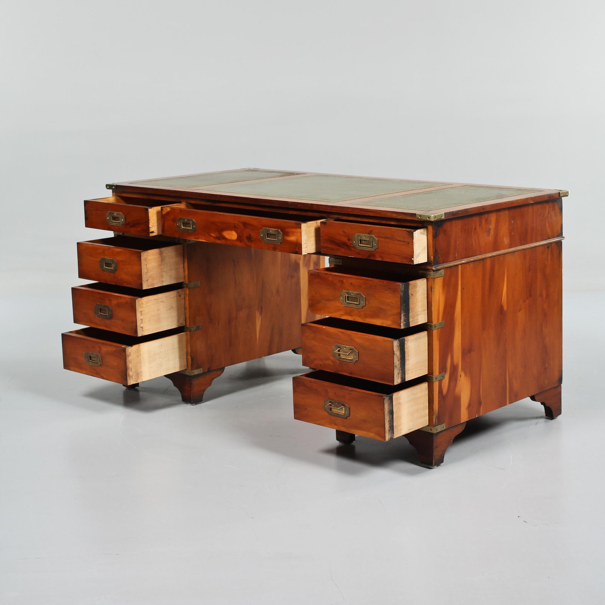 SKRIVBORD, engelsk stil, 1900-talets andra hälft.