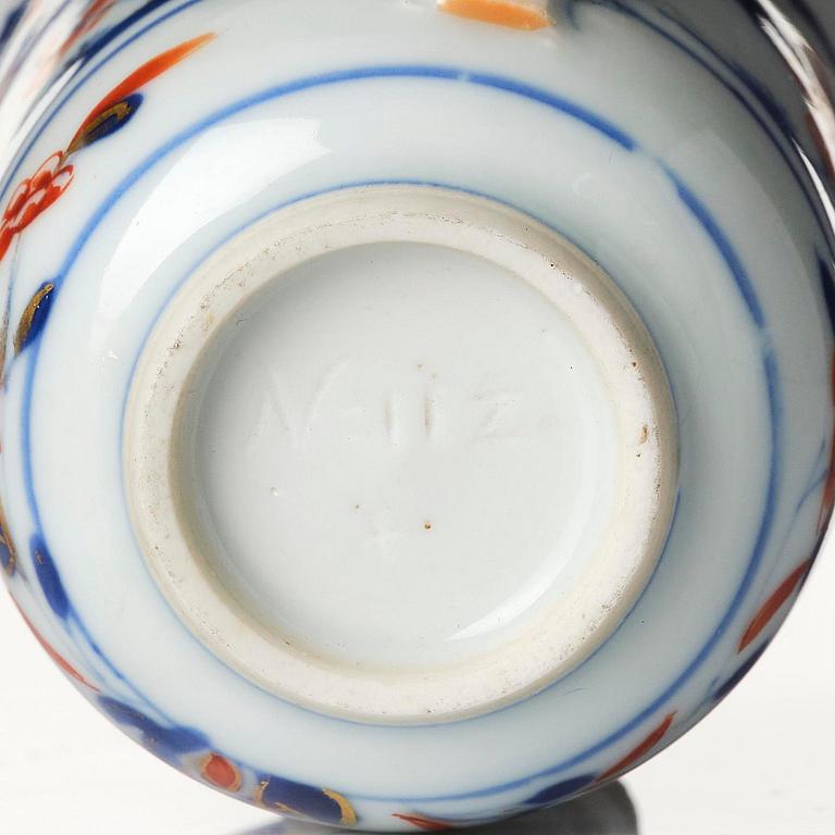 A set of two imari cups and a tea caddy, Qing dynasty, Kangxi (1662-1722). The tea cups with Johanneum mark.