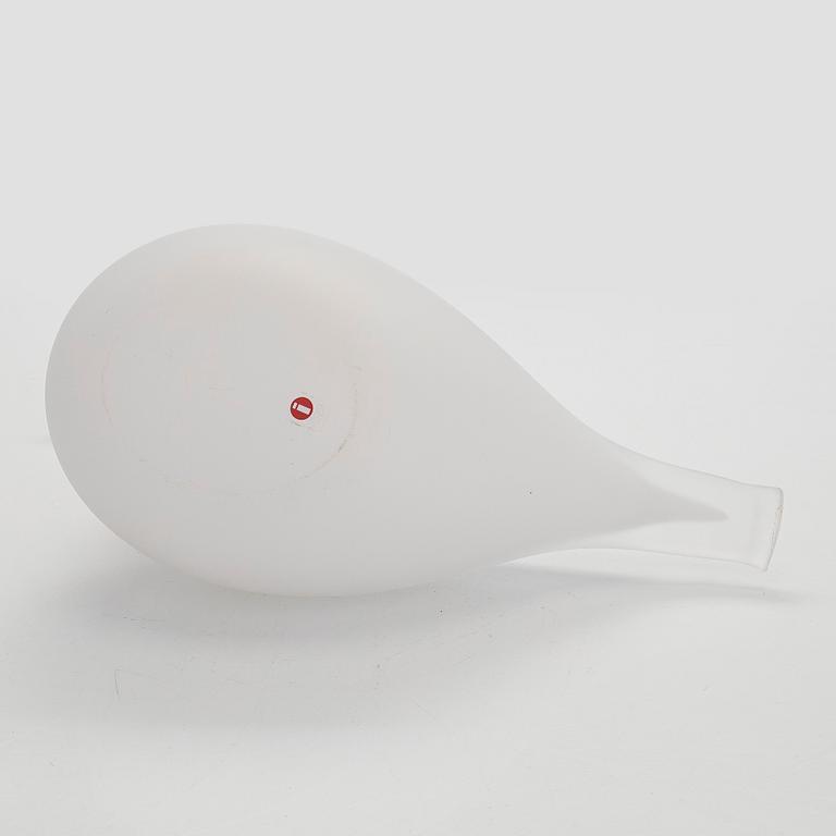 Oiva Toikka, a "Swan" glass bird, signed Villijoutsen Oiva Toikka Nuutajärvi 672/750.