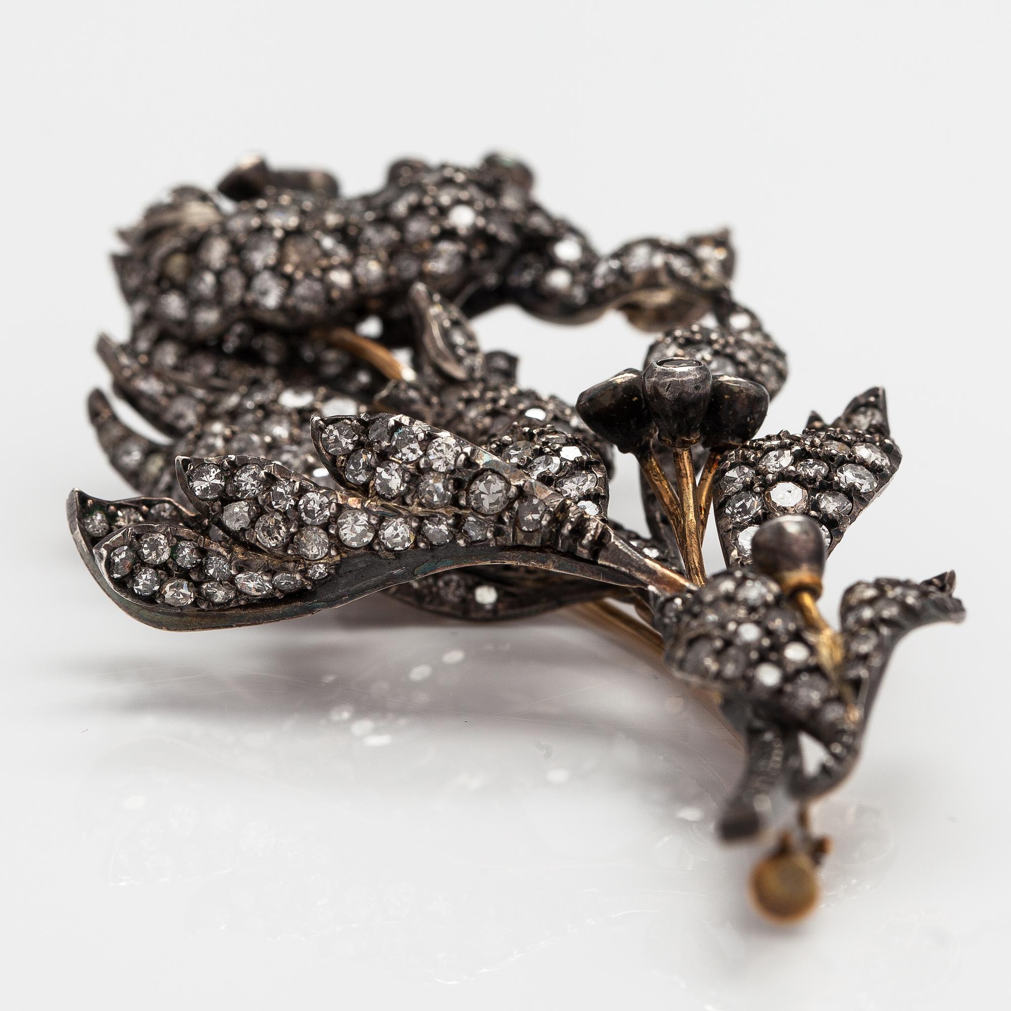 Brosch, 18K guld, silver, 8/8-slipade diamanter ca 6.40 ct tot. 1800-talets tredje kvartal.