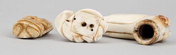 KÄPPSKAFT samt NETSUKE 2st, ben, 18/1900-tal.