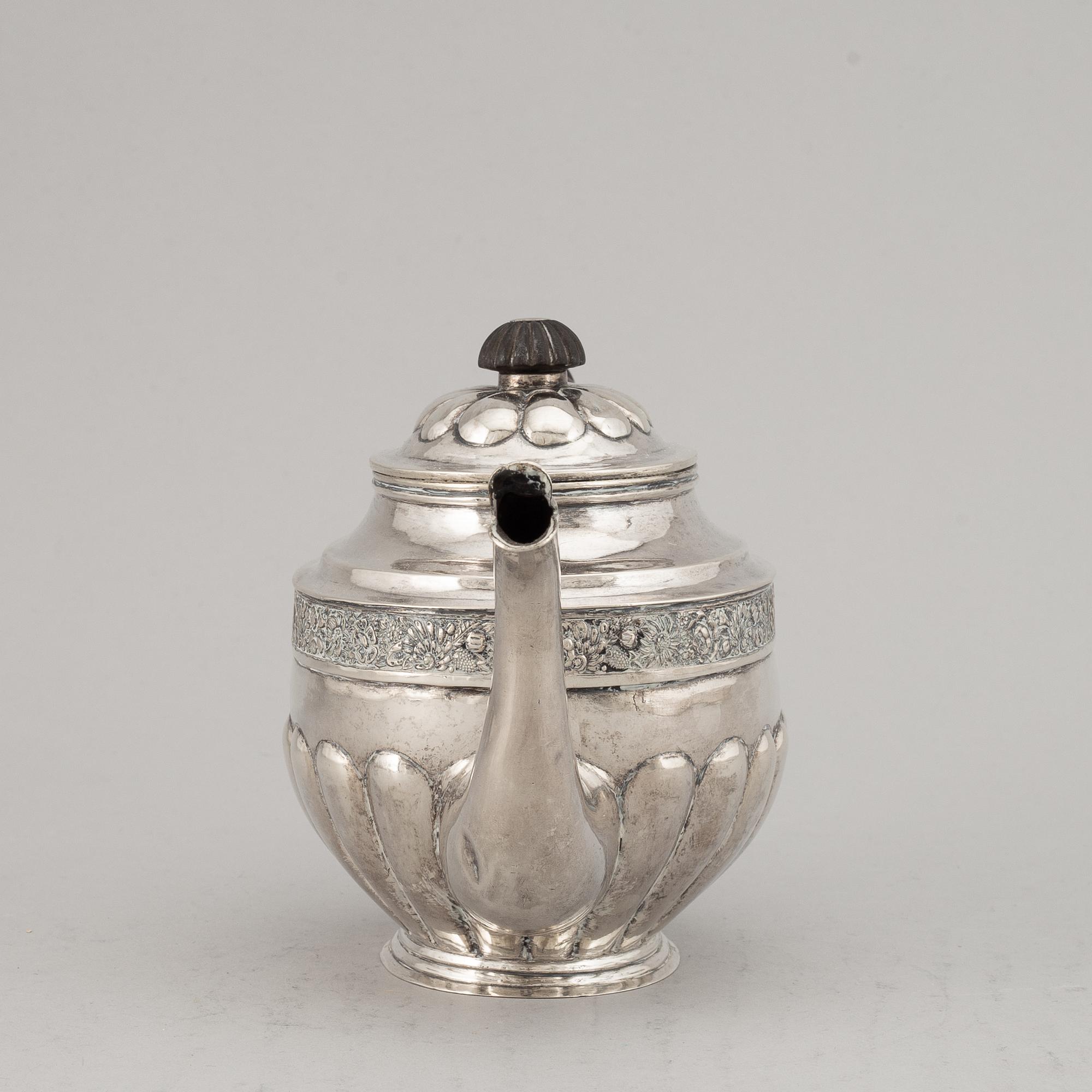 Tekanna, silver, Moskva 1833. Fransk kontrollstämpel.