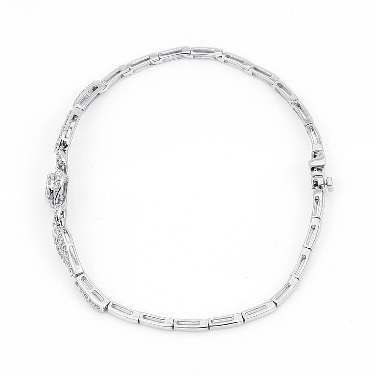 ARMBAND, 14K vitguld med runda och briljantslipade diamanter, tot ca 0,72 ct. Vikt ca 7,27 g.