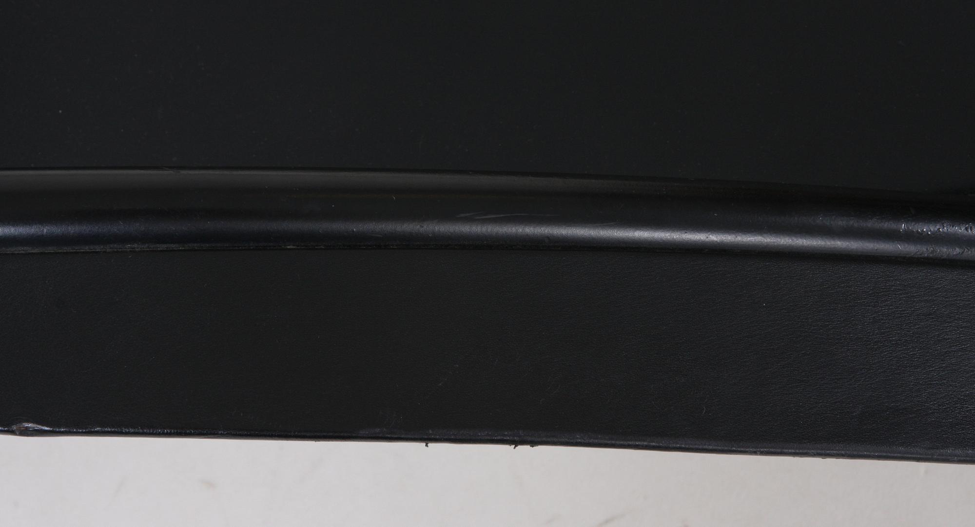 FÅTÖLJ SAMT FOTPALL, "Black Widow", Frankrike, 1900/2000-tal.