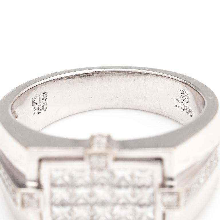 An 18K white gold ring with brilliant cut diamonds ca. 1.30 ct in total.