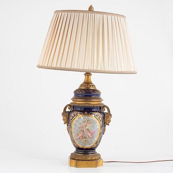 A porcelain table lamp, France, around 1900.