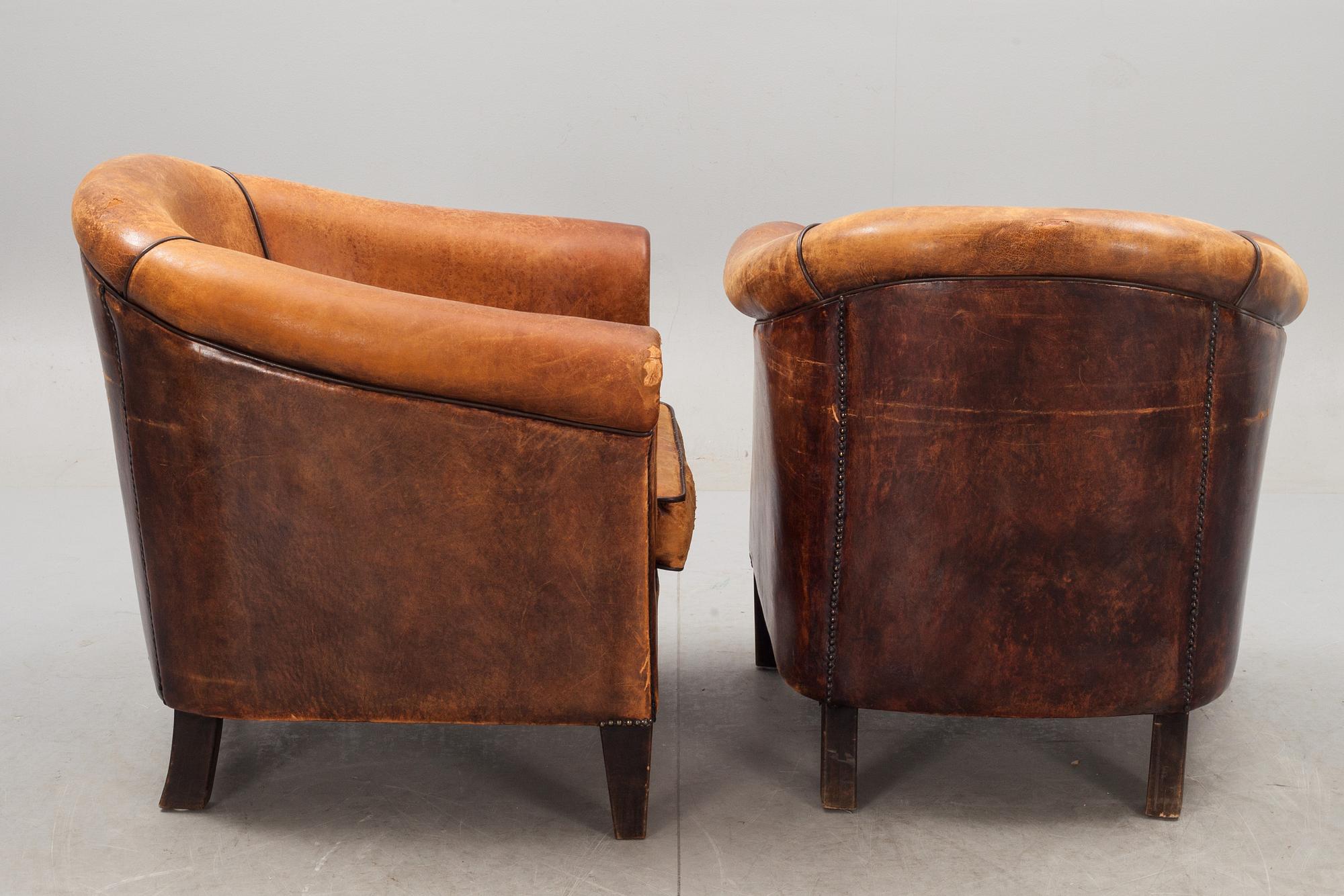 CLUBFÅTÖLJER, ett par, 1900-talets andra hälft.