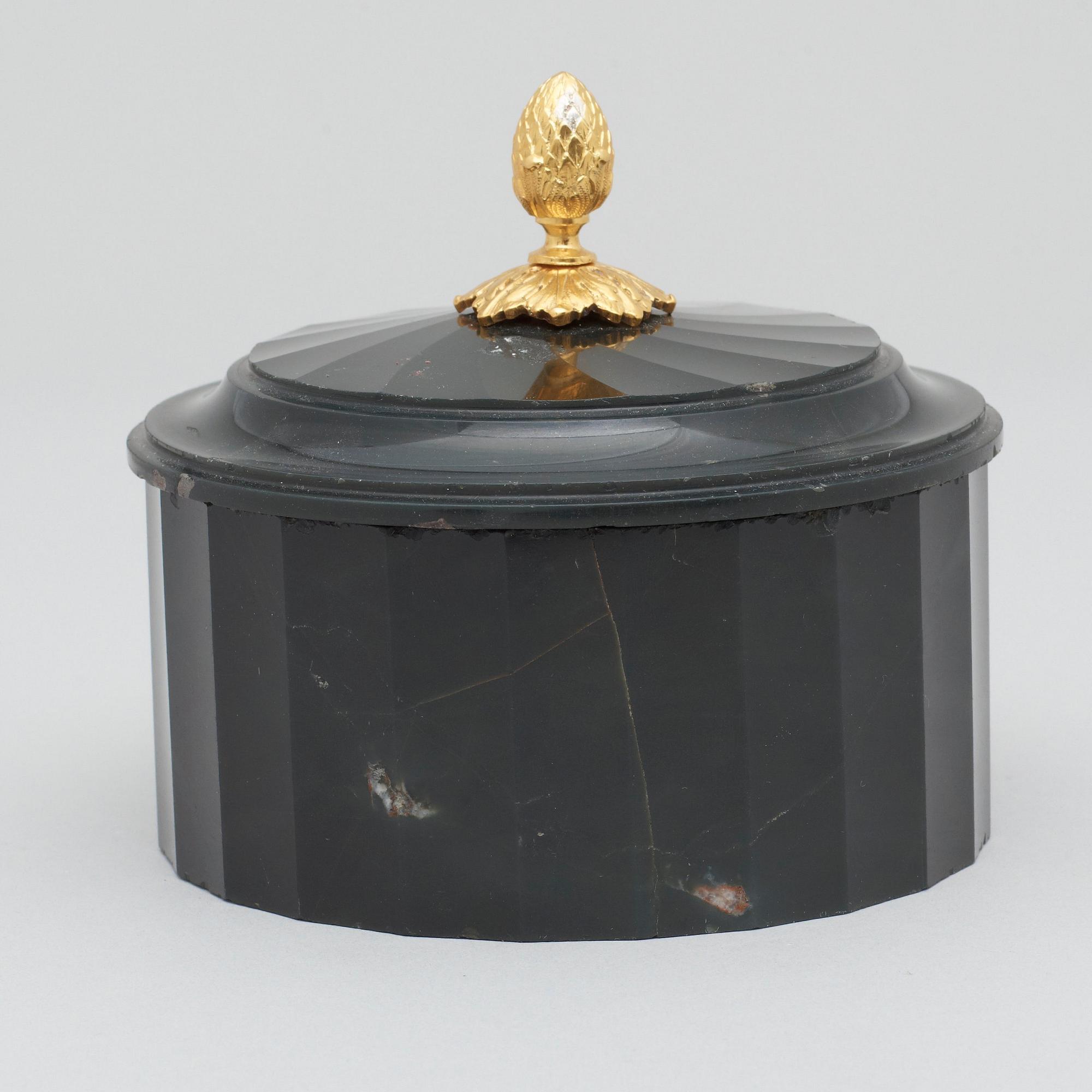 SMÖRASK MED LOCK. Empire, 1800-talets början.