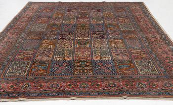 A Sarouk carpet, approx. 340 x 246 cm.