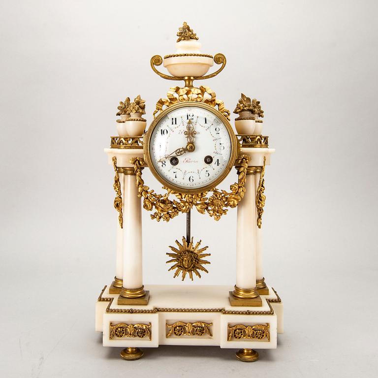 BORDSPENDYL, Planchon, Paris, Louis XVI-stil, omkring 1900.