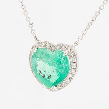 Collier 18K vitguld med hjärtslipad smaragd och briljantslipade diamanter.