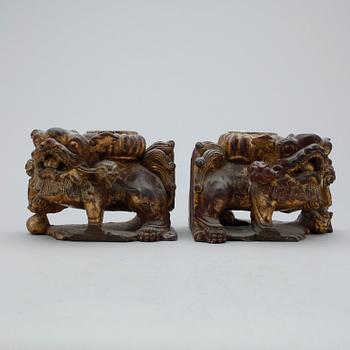 LJUSSTAKAR, ett par. Trä. Orientaliska. 1900-tal.