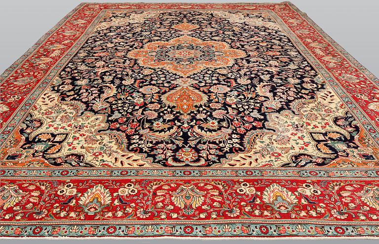 A Tabriz carpet, ca 480 x 320 cm.