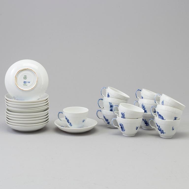 12 porcelain coffee cups and saucers 'Blå Blomst', Royal Copenhagen, Denmark.