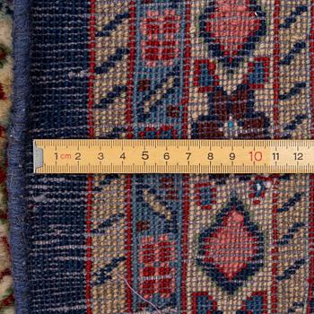 A Sarough carpet, approx. 333 x 210 cm.