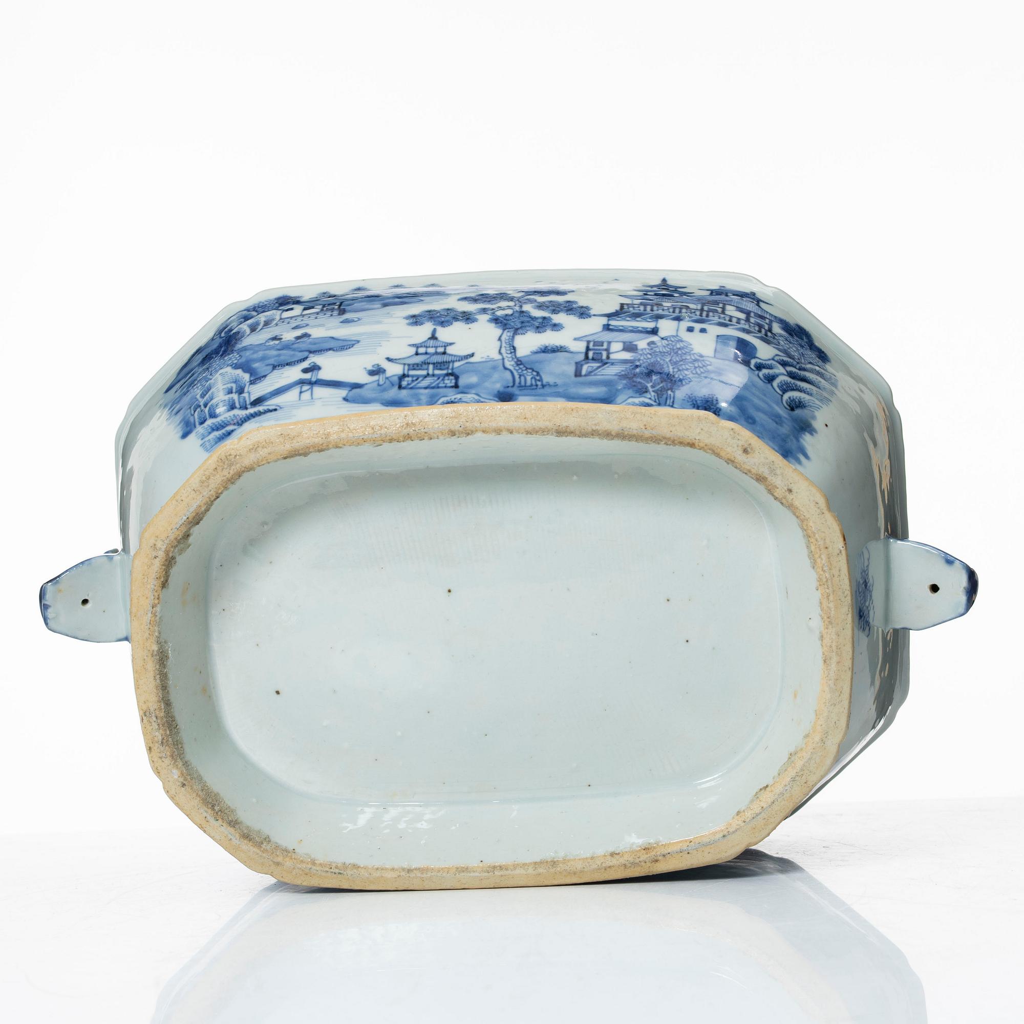 Terrin med lock, porslin. Qingdynastin, Qianlong (1736-95).