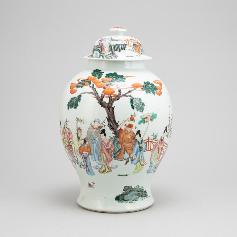 A Chinese porcelain urn with cover, 20th century.