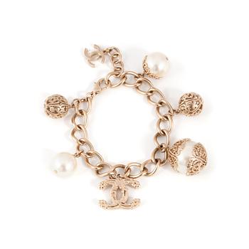 820. CHANEL, a silvertinted bracelet with decorative pearls and CC-monogram.