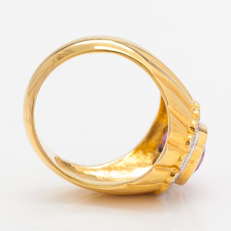 Ring, 18K guld, rubin och diamanter ca 0.80 ct totalt.