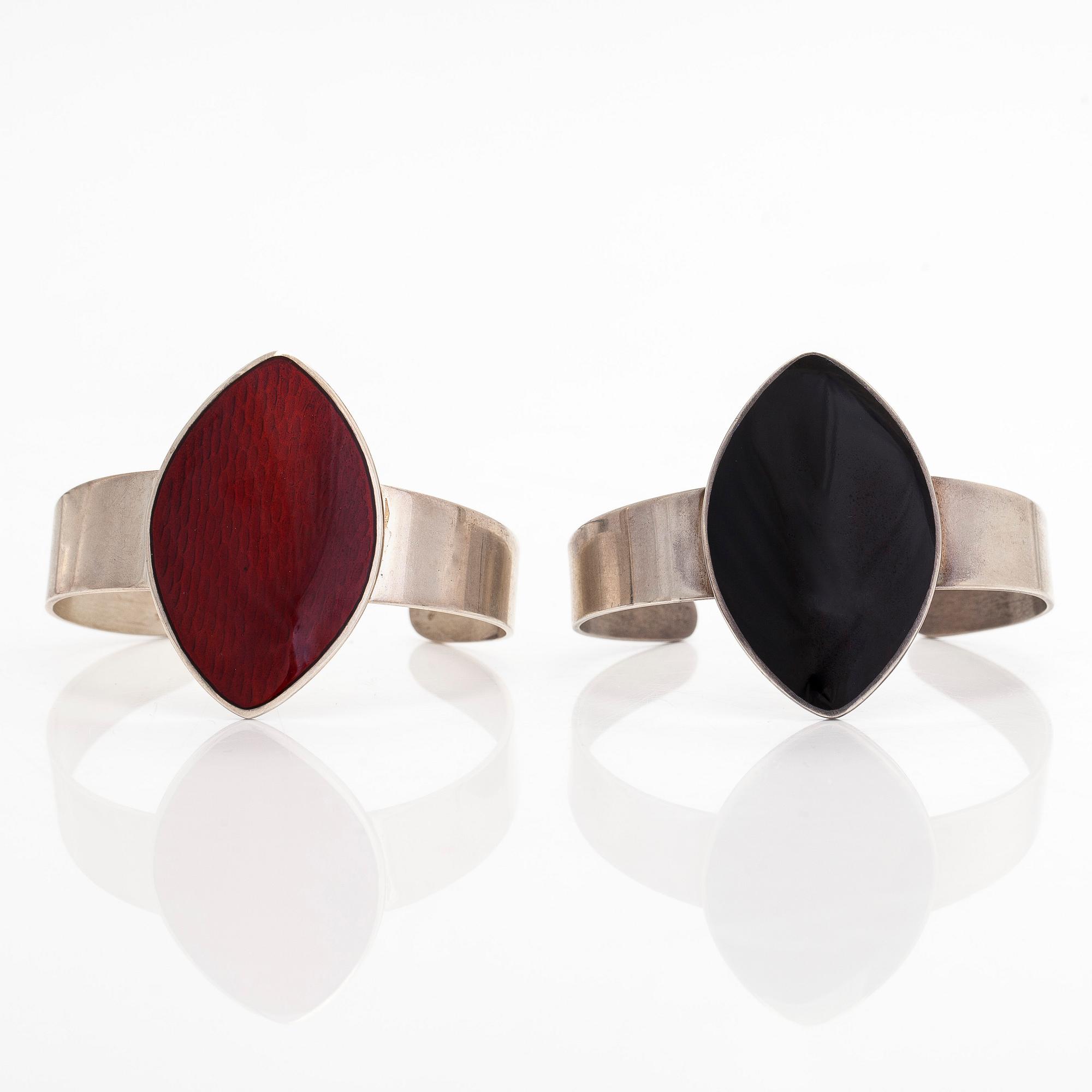 Pekka Piekäinen, rannekorut, 2 kpl, hopea, emali, Platinoro 2007.