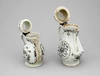 KAFFEKANNOR med LOCK, 2 st, kompaniporslin. Qing dynastin, Qianlong (1736-95).