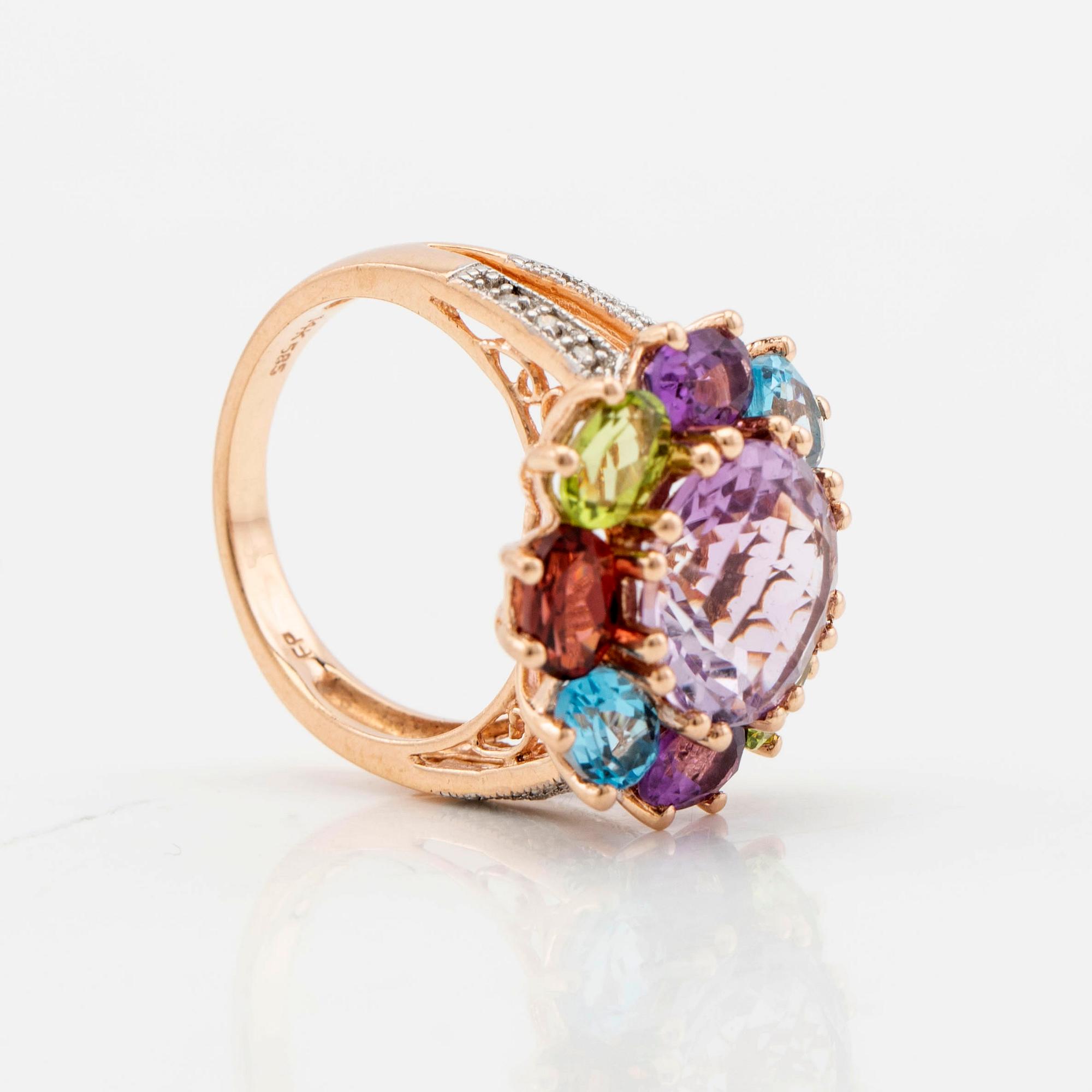 Cocktail ring, 14K gold with various gemstones, including garnet and peridot as well as brilliant-cut diamonds.