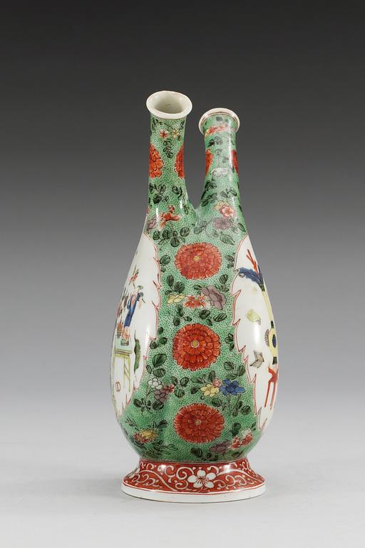 A famille verte oil and vinegar ewer, Qing dynasty (1644-1912).