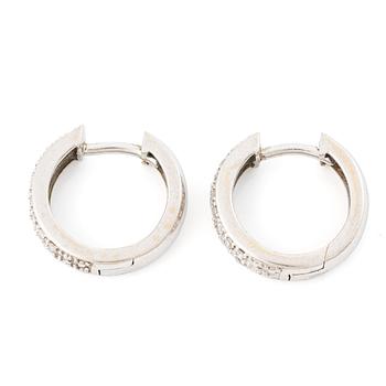 Ett par örhängen 18K vitguld med runda briljantslipade diamanter.