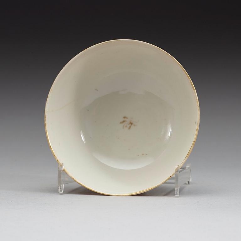 TALLRIKAR, fem + tre stycken, FAT samt SKÅL, porslin. Qingdynastin, Qianlong (1736-95).