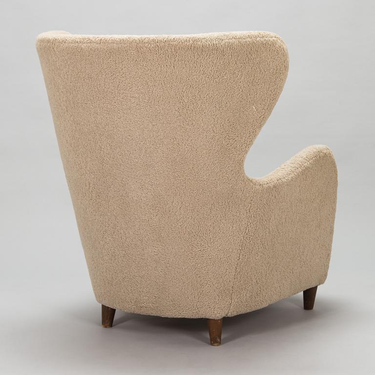 A mid-20th Century arm chair.