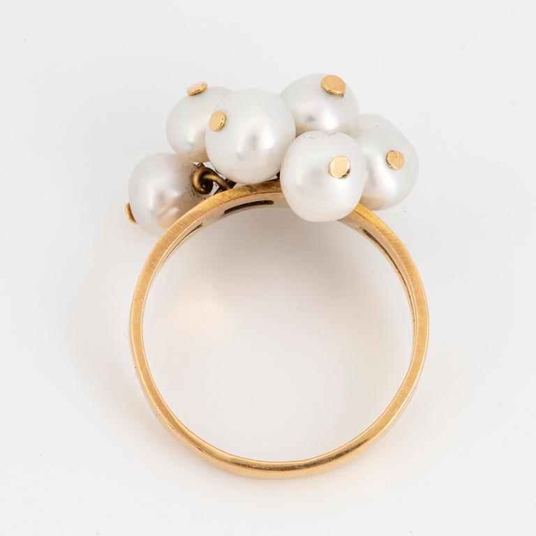 18K gold ring with pearls.