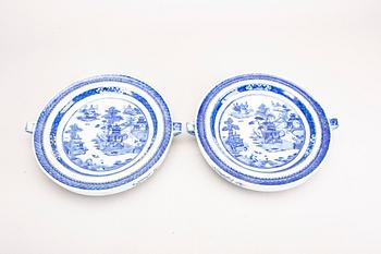 Heating plate, a pair, porcelain. Qing Dynasty, Jiaqing (1796-1820).