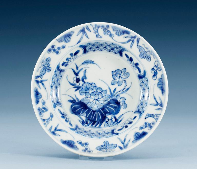 BÄRTALLRIKAR, 12 stycken, porslin. Qing dynastin, Kangxi (1662-1722).