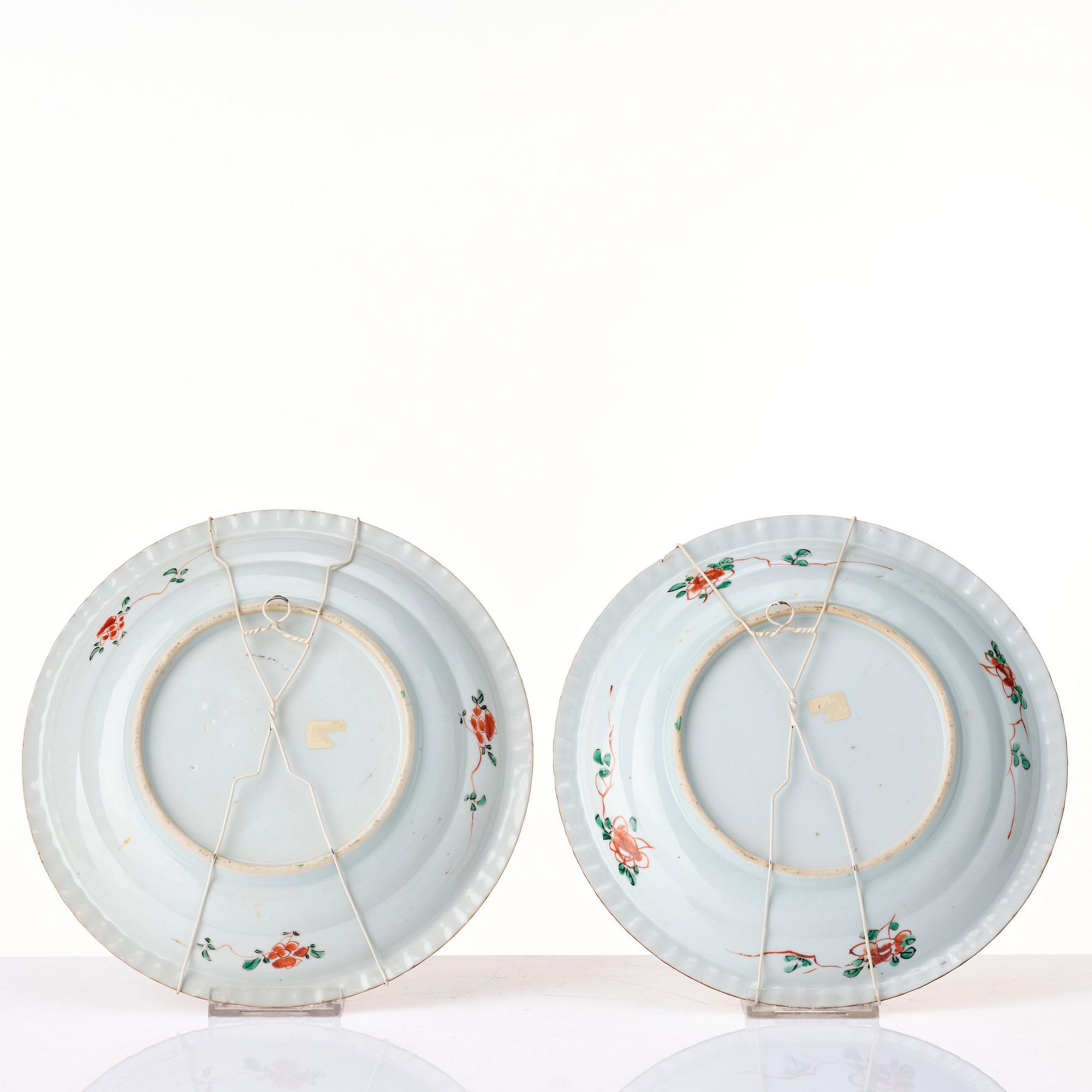 A pair of famille verte pie crust dishes, Qing dynasty, Kangxi (1662-1722).
