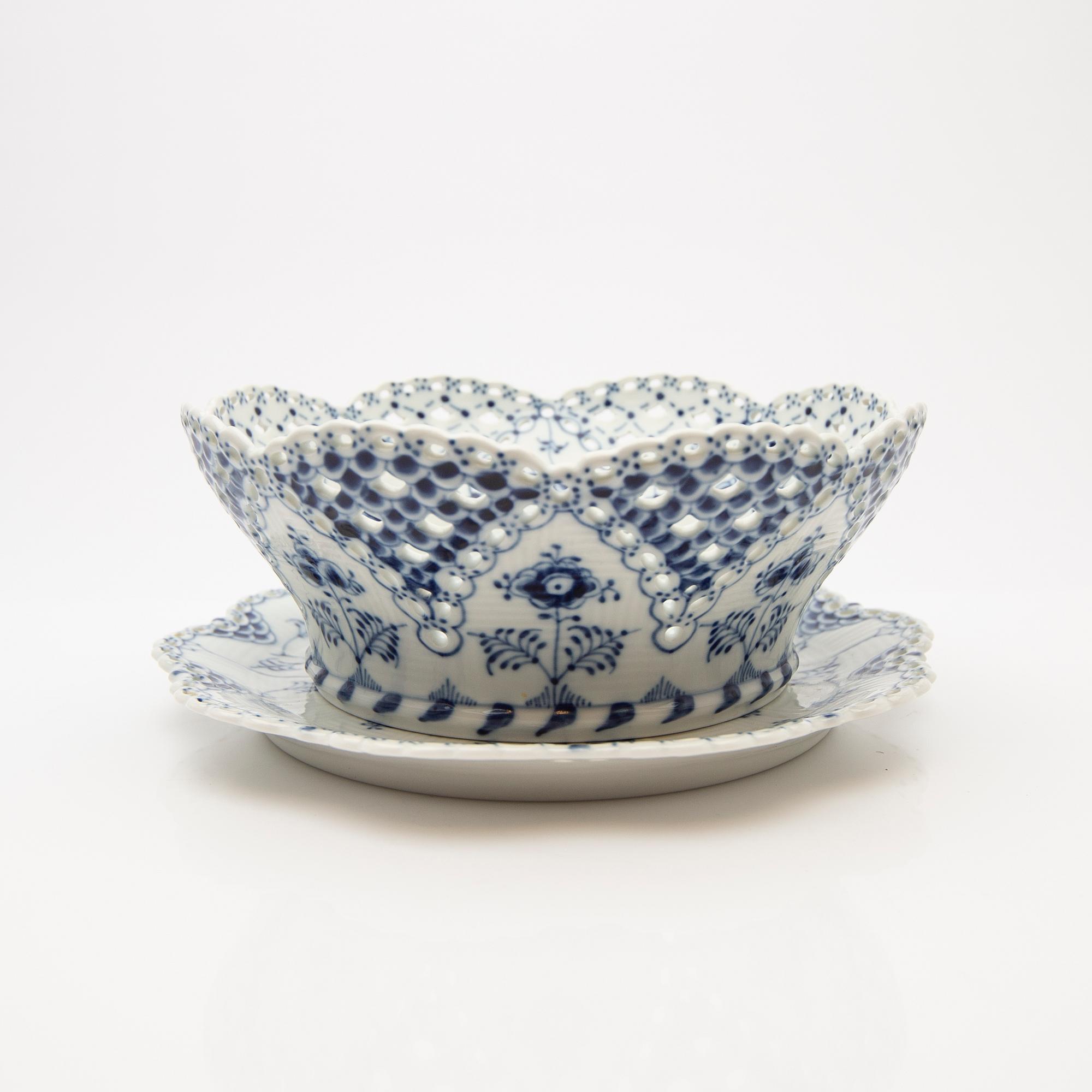 Fruit bowl / compote with underplate, porcelain, "Musselmalet helblond", Royal Copenhagen, model 1061 and 1062, 1966-1974.