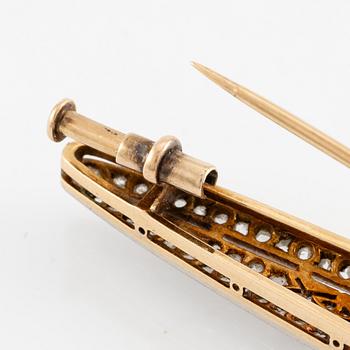 A brooch in 14K gold and platinum set with old- and rose-cut diamonds.
