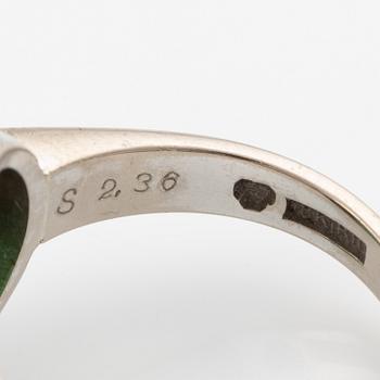 Ring in 18K white gold set with round brilliant-cut diamonds and chrysoprase.