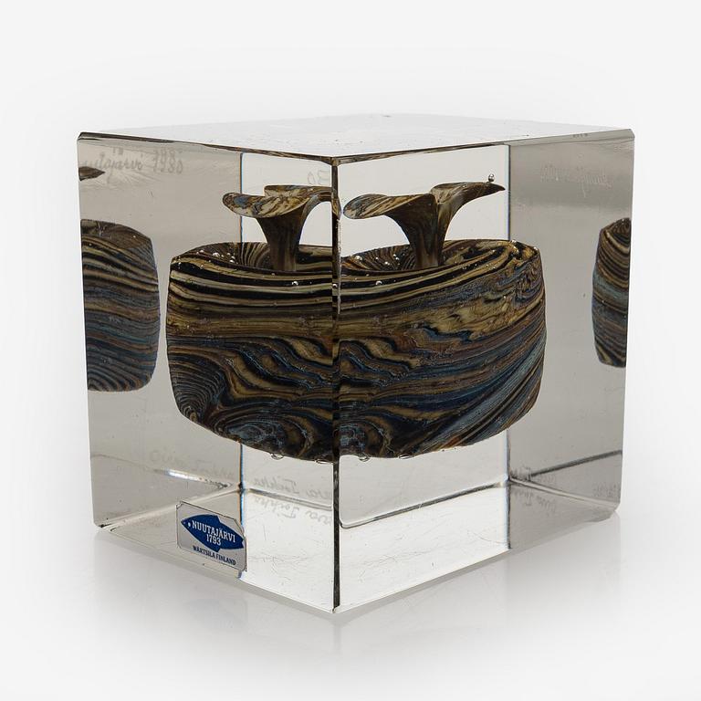 Oiva Toikka, an annual glass cube, signed Oiva Toikka Nuutajärvi 1980 and numbered 872/1000.