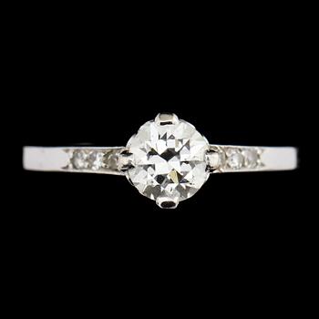 RING, 18k vitguld med briljantslipad diamant ca 0.6 ct samt 6 små åttkantslipade diamanter. Vikt 2 g.