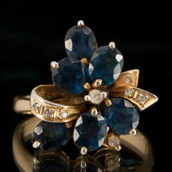 RING, 14 k guld med safirer samt diamanter. Vikt ca 3 gram.