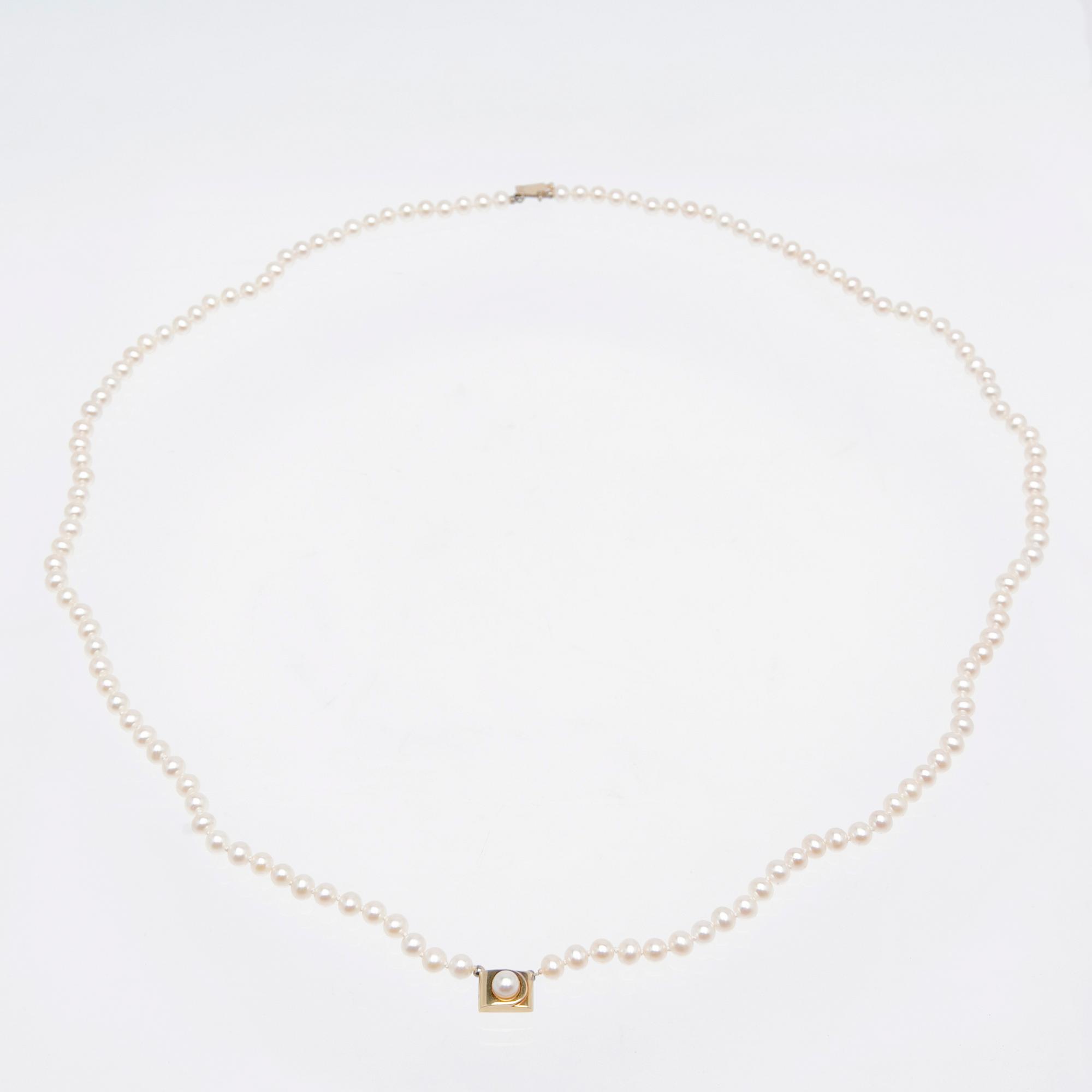 Necklace, freshwater pearls with a clasp in 18K gold.