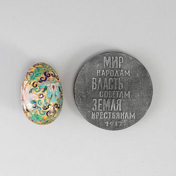 A bronze medal and a cloissoné egg, Russia, 20th century.